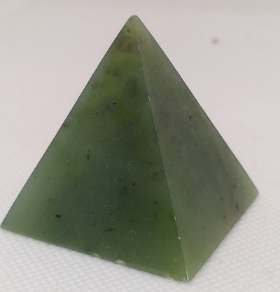 Подарочная пирамидка из уральского нефрита