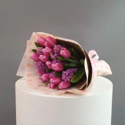 Букет "Весенний" из 15 тюльпанов и 7 гиацинтов в матовой упаковке.