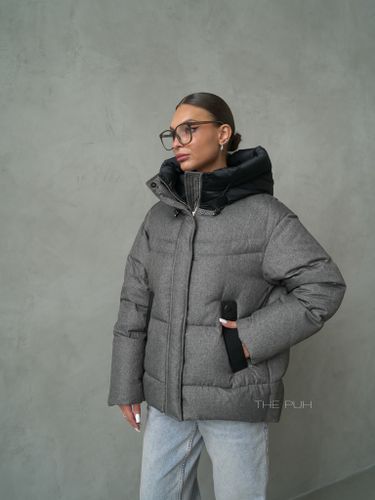 Серый пуховик с объемным воротником и капюшоном