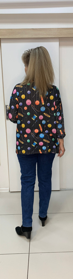 Теплый джемпер с цветным принтом и хомутом