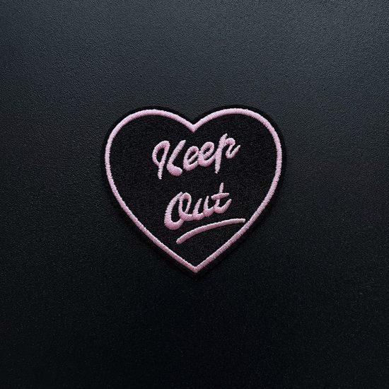 Нашивка термоаппликация на одежду и  на рюкзак. Keep out