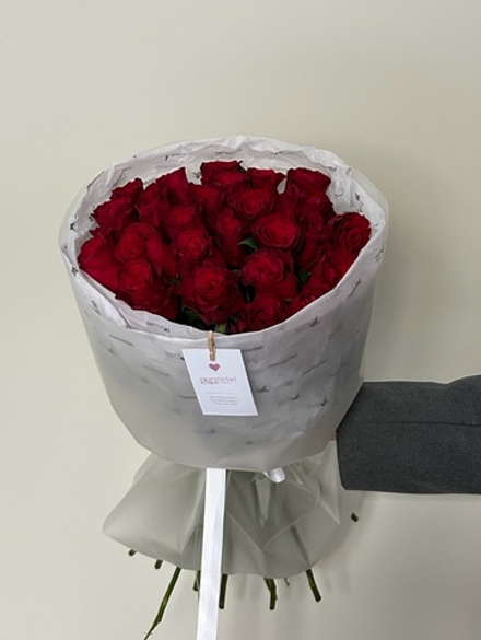 Букет 25 красных роз в оформлении