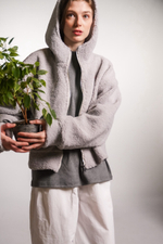 Худи на молнии укороченная из плюшевой ткани, серая