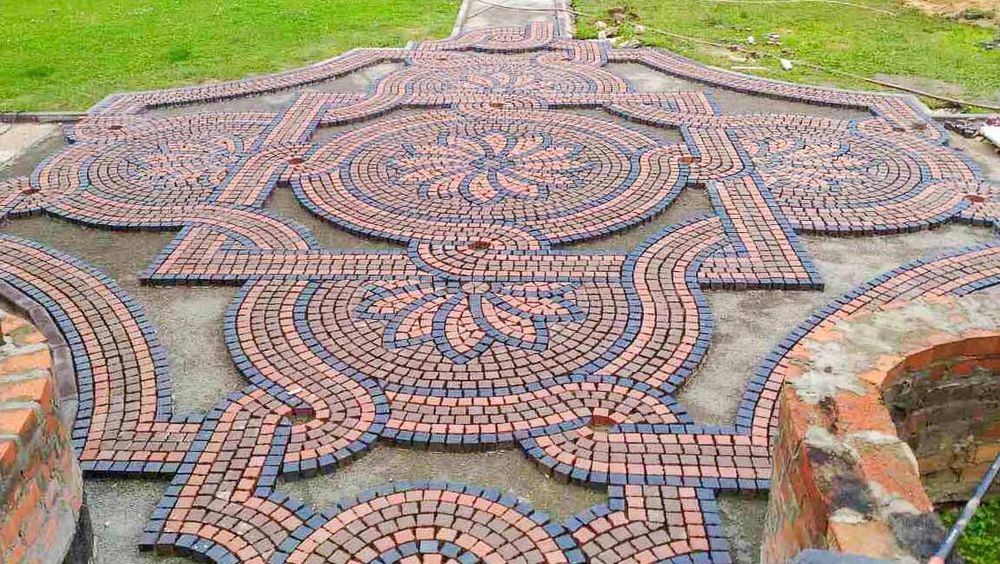 Feldhaus Klinker M403DF 240x118x52 gala flamea, красный пестрый, обожженный - Мозаика для мостовой, делится на 8 частей (60/60/52)