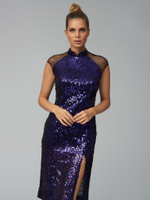 Платье в пайетках с разрезом