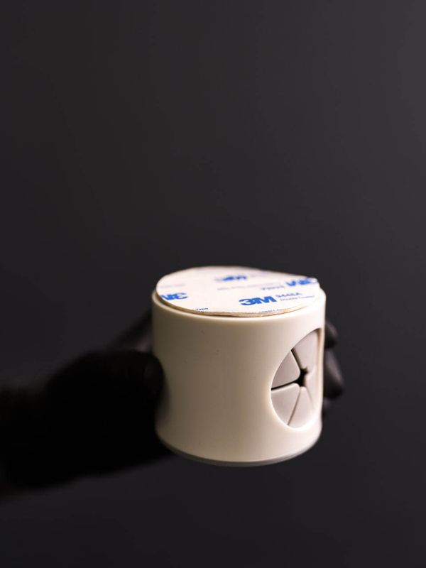 Подставка для самоочищающейся расчески с кнопкой