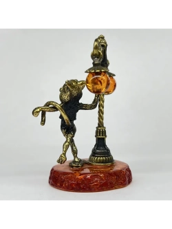 Бронзовая статуэтка на янтаре