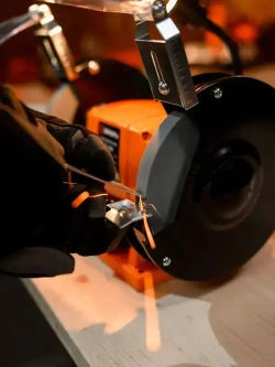 Точильный станок элетрический ТС-15А-200 Вихрь ( 200 Вт, 2950 об/мин, круг 150мм, 1 год гарантии)