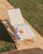 Шезлонг Lesina из серо-коричневого алюминия и текстиля цвета экрю