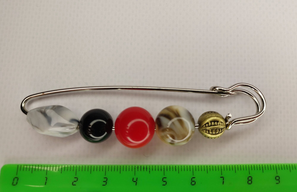 Булавка брошь "Цветные камешки" для кардигана,  пальто, платков, костюмов, одежды. .Цвет серый чёрный красный.