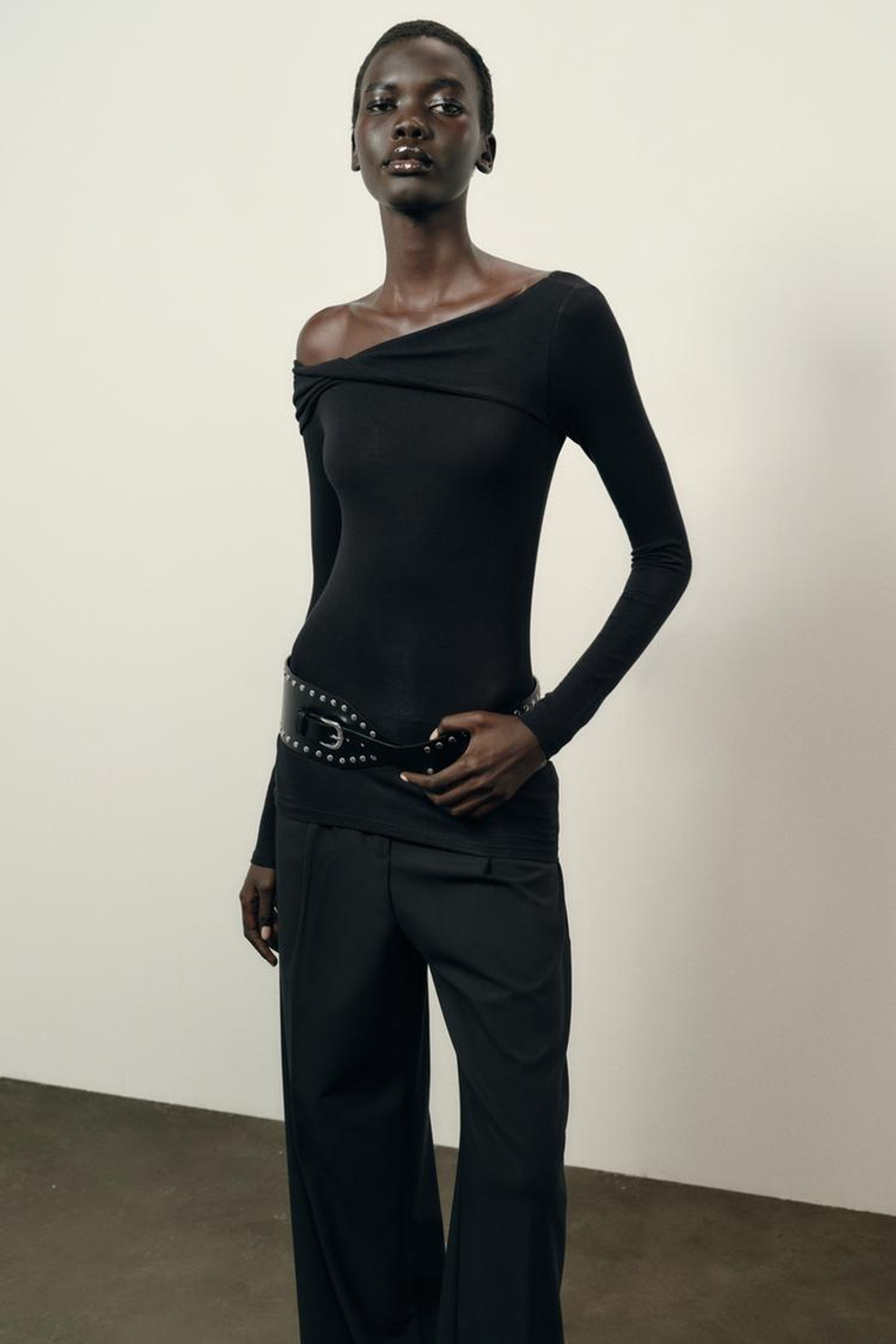 ZARA ТОП С АСИММЕТРИЧНЫМ ВЫРЕЗОМ, ЧЕРНЫЙ