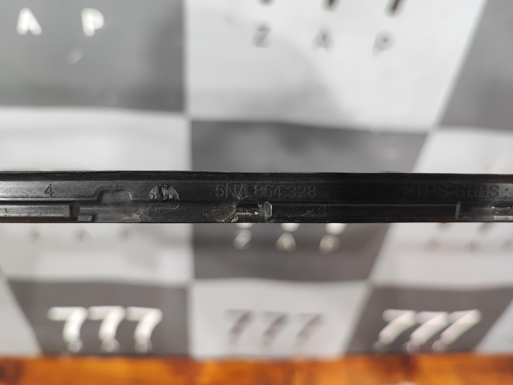 Молдинг лобового стекла правый Volkswagen Tiguan 2 16-нв Новое Оригинал 5NA854328D