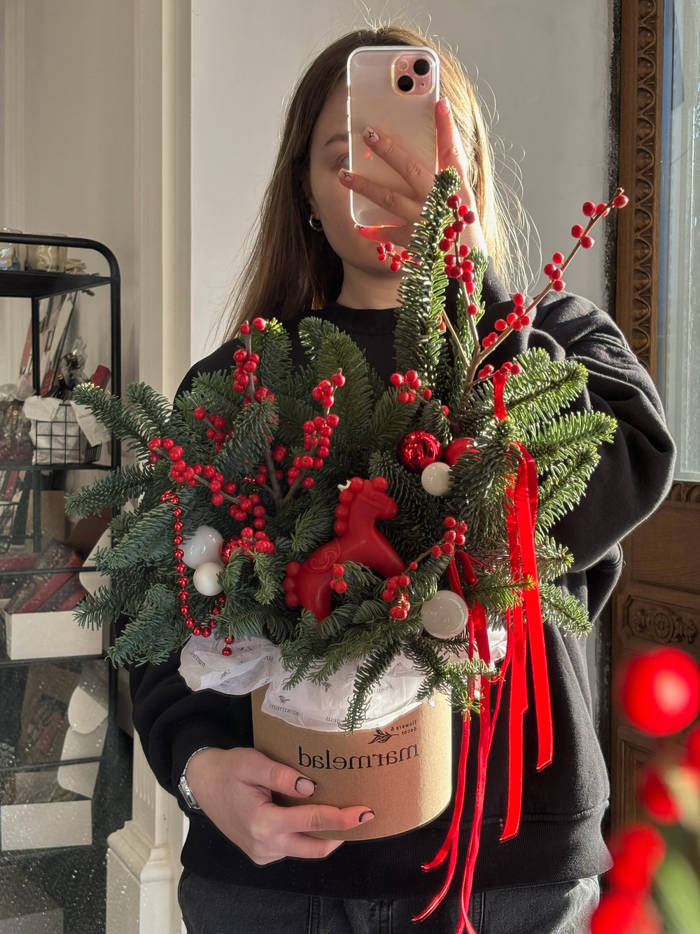 Композиция из хвои с илексом и свечой