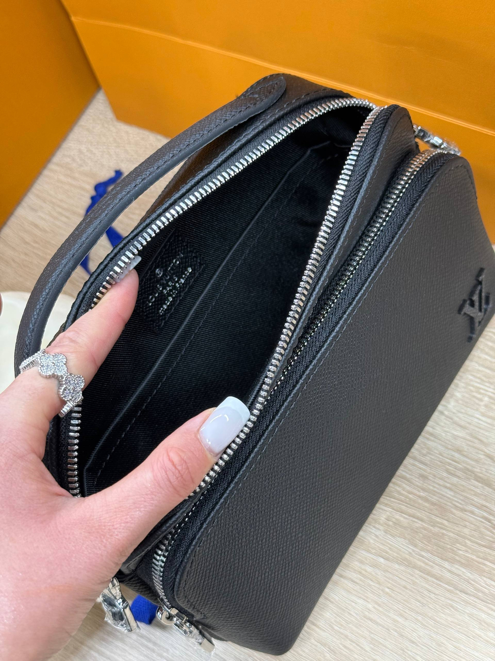 Сумка-мессенджер Louis Vuitton