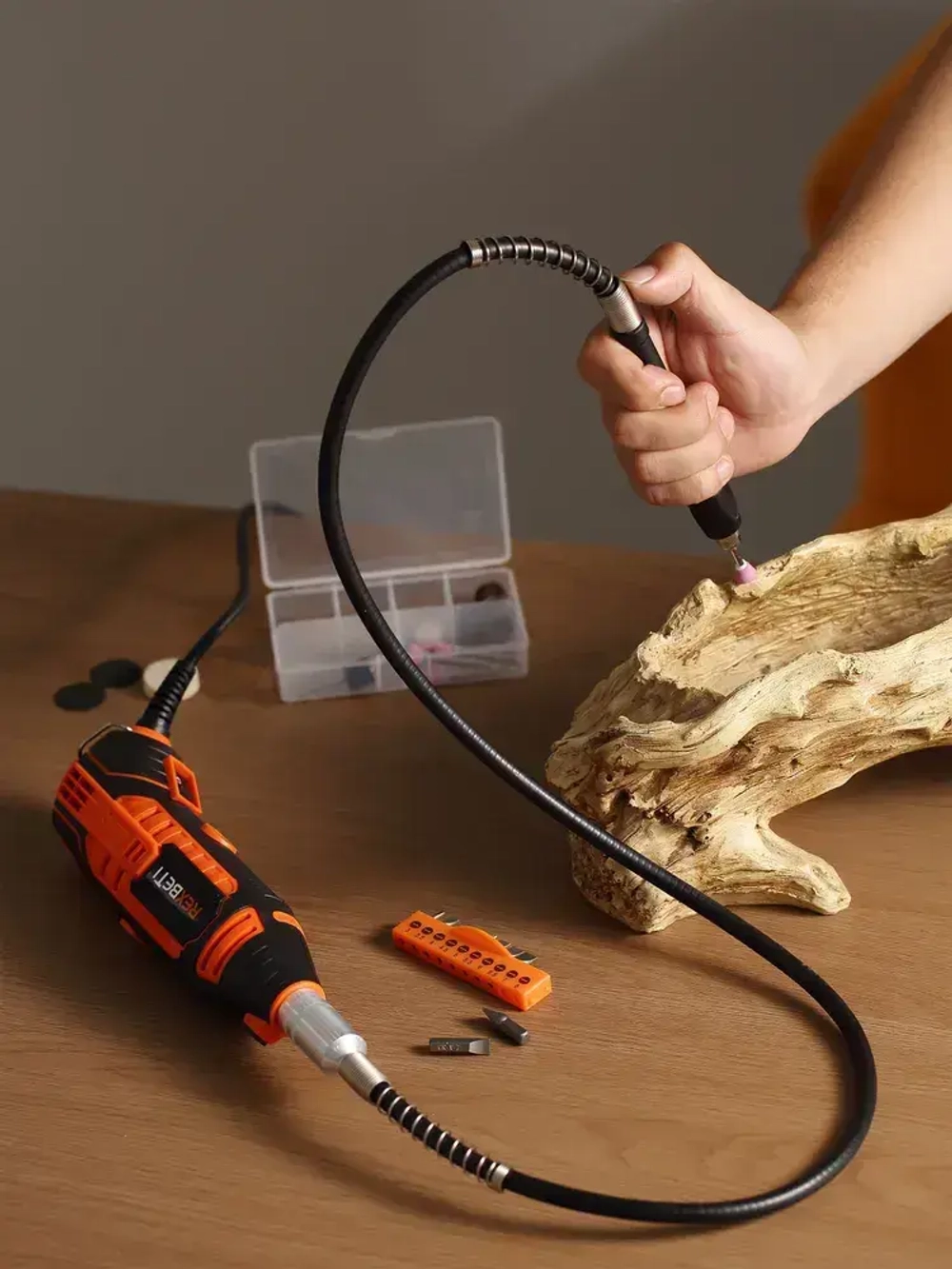 REXBETI Электрический гравер, Электрогравер с гибким валом для шлифовки( 200 Вт, 33000 об/мин, 40 шт насадок, регулировка скорости, Защитная коробка)