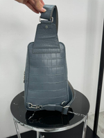 Сумка-слинг Louis Vuitton из кожи крокодила