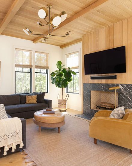 Золотая настольная лампа “Ллойд”