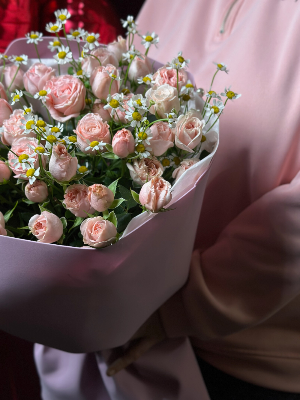 Дуо букет «Ромашки и кустовые розы»