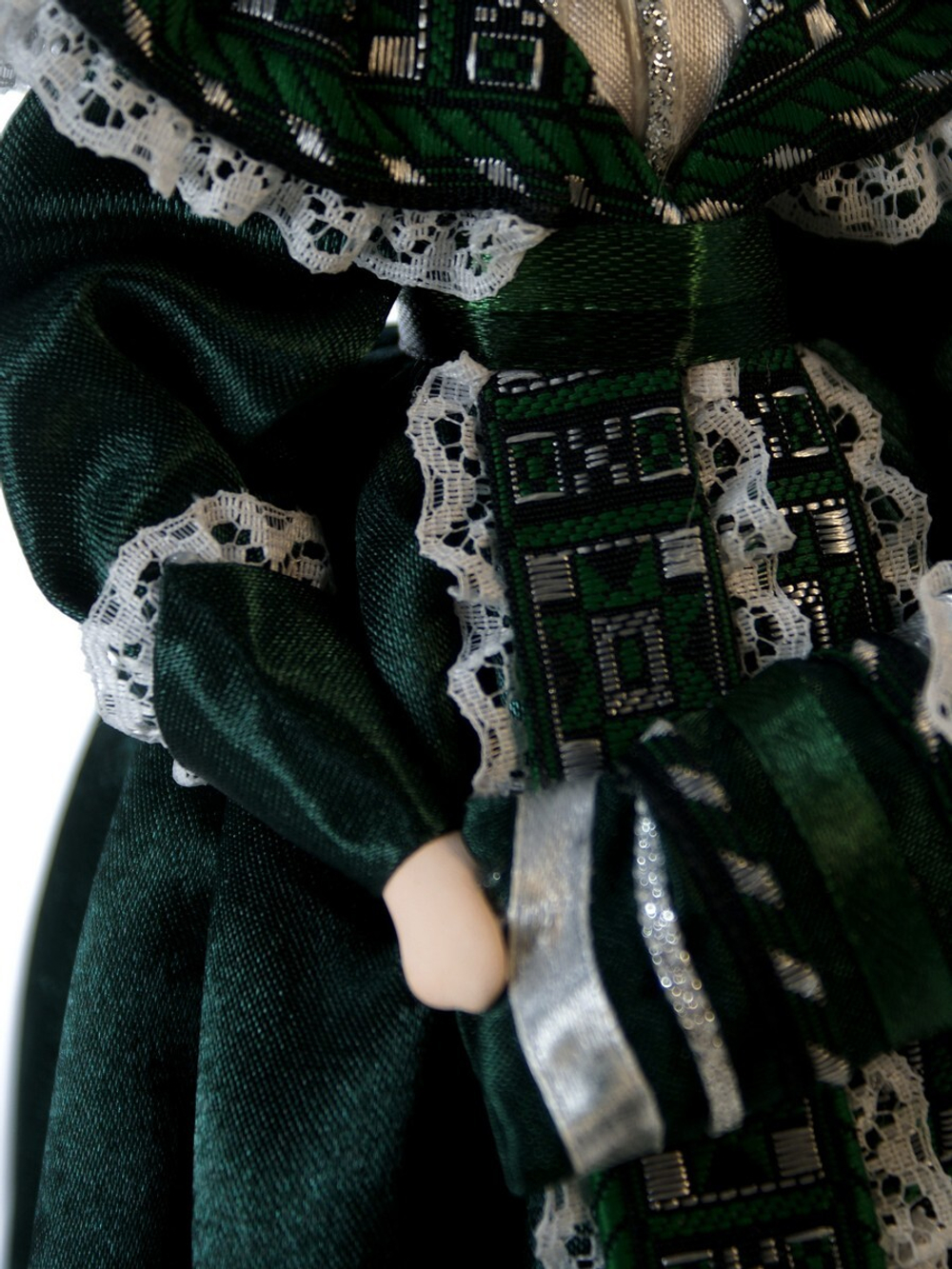 Кукла фарфоровая коллекционная Дама с муфтой и в капоре