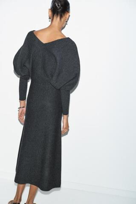 ZARA ТРИКОТАЖНОЕ ПЛАТЬЕ МИДИ С V-ОБРАЗНЫМ ВЫРЕЗОМ, СЕРЫЙ