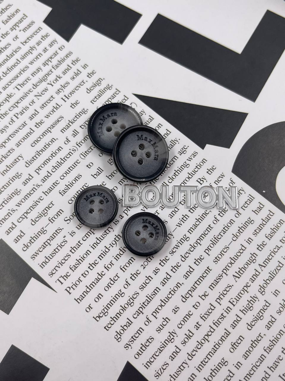 Пуговицы МаксМ матовые светло-серые с прожилками