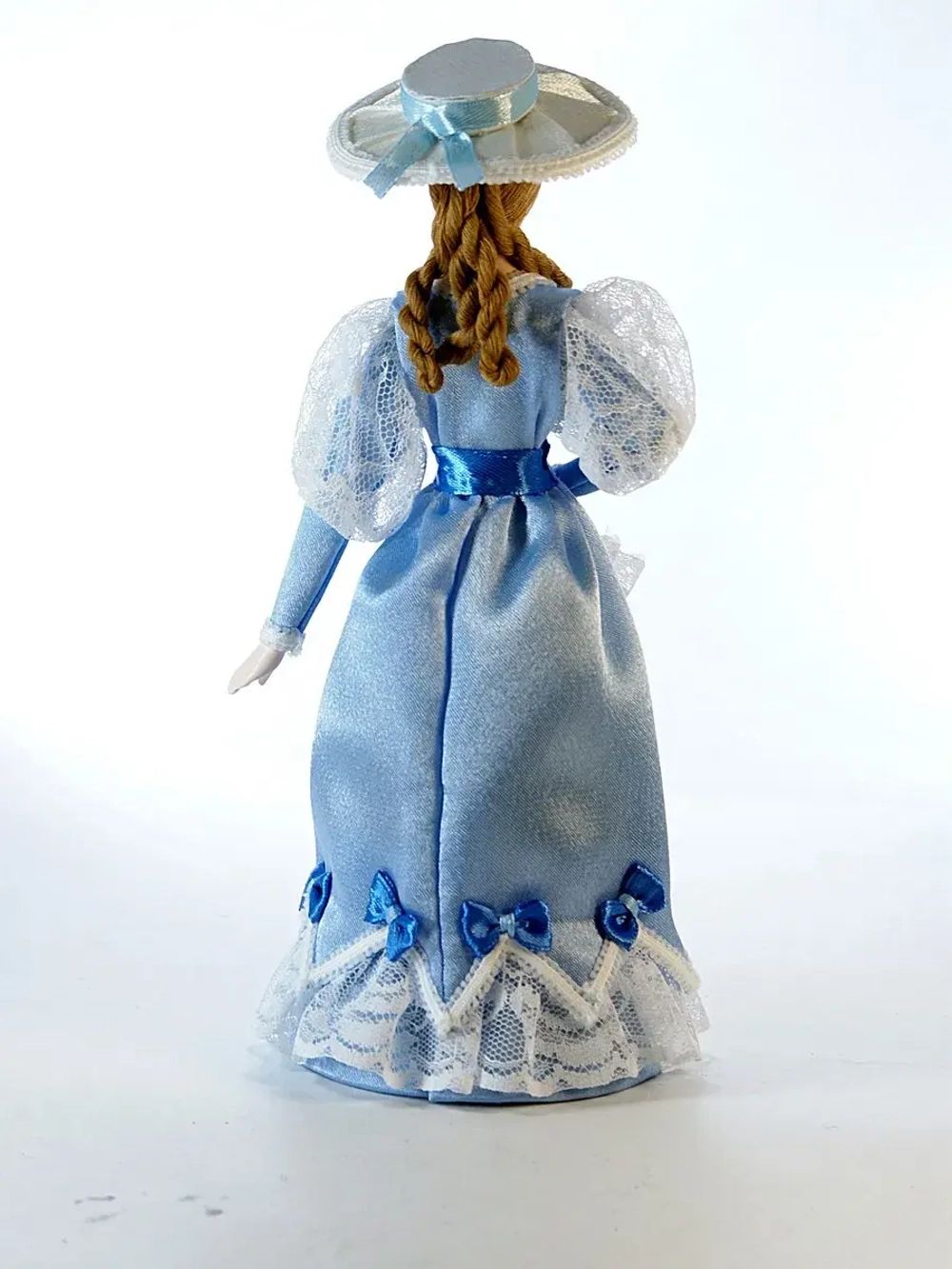 Кукла фарфоровая Барышня с зонтиком
