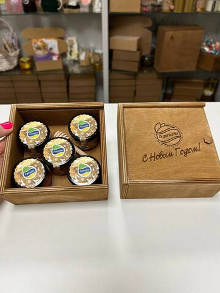 Подарочный корпоративный набор с крем-медом в деревянной шкатулке