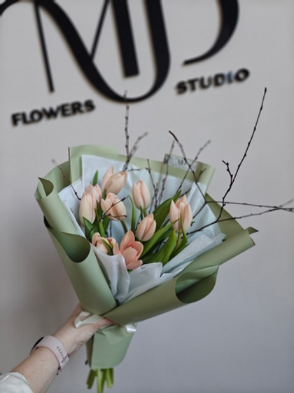 Букет из тюльпанов и веточек березы