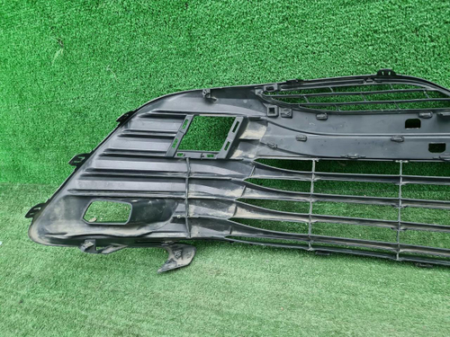 Решетка переднего бампера Toyota Camry xv70 17-21