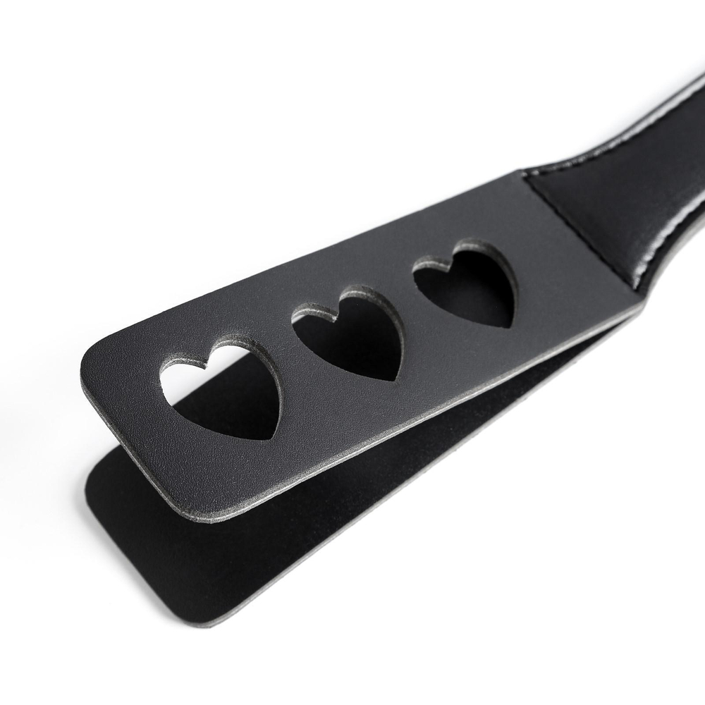 Черная кожаная шлепалка Сердечки - 32 см. (Цвет: черный)