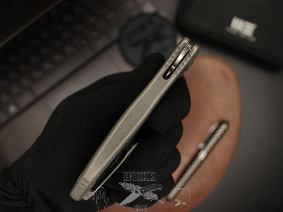Складной нож WE Knife Synergy2 912CF-A c клинком из стали Böhler M390 Microclean®, рукоять титан
