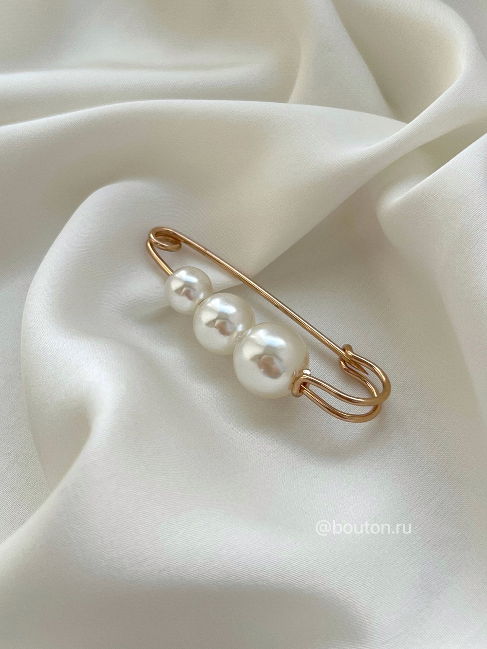 Брошь "Булавка" с крупным жемчугом  золотистая 5 см
