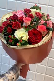 Букет «Сочные розы» (розы кустовые, гиперикум, эвкалипт, розы одноголовые трех оттенков)