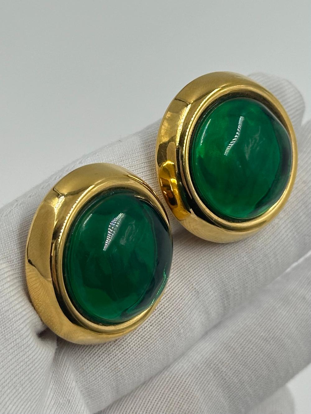 Клипсы с зелёными кабошонами Oscar de la Renta