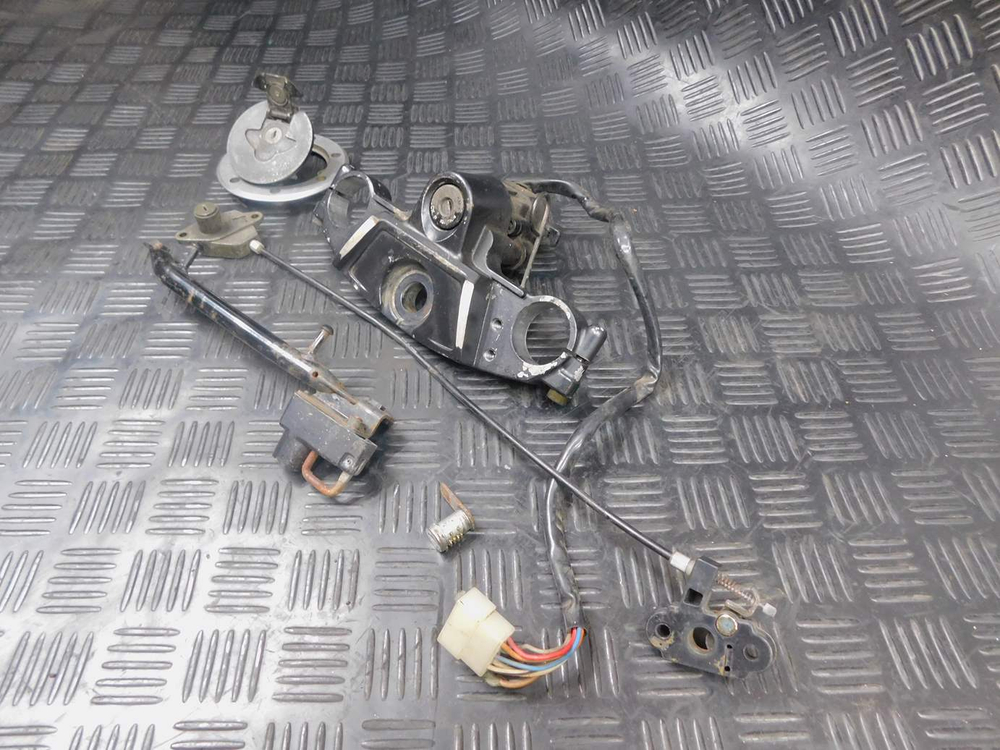 Замок зажигания Kawasaki ZZR 400 98 (комплект замков с траверсой без ключей) 052954