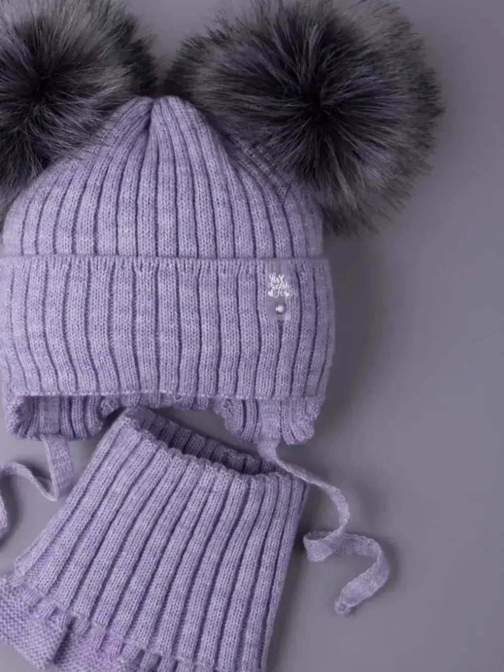 Шапка зимняя детская с помпонами и манишка