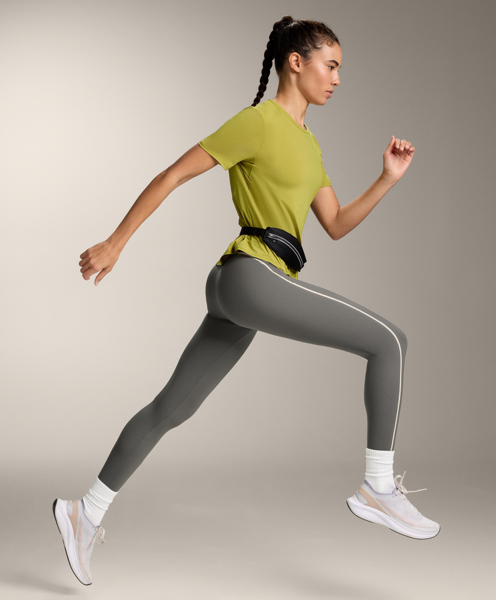 Oysho Футболка из технологичной ткани с короткими рукавами, оливковый