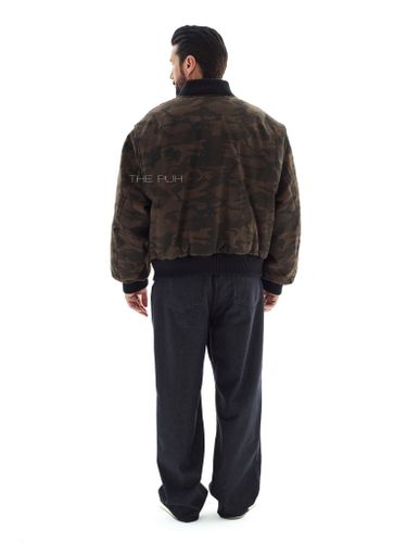 Утепленный бомбер с камуфляжным принтом