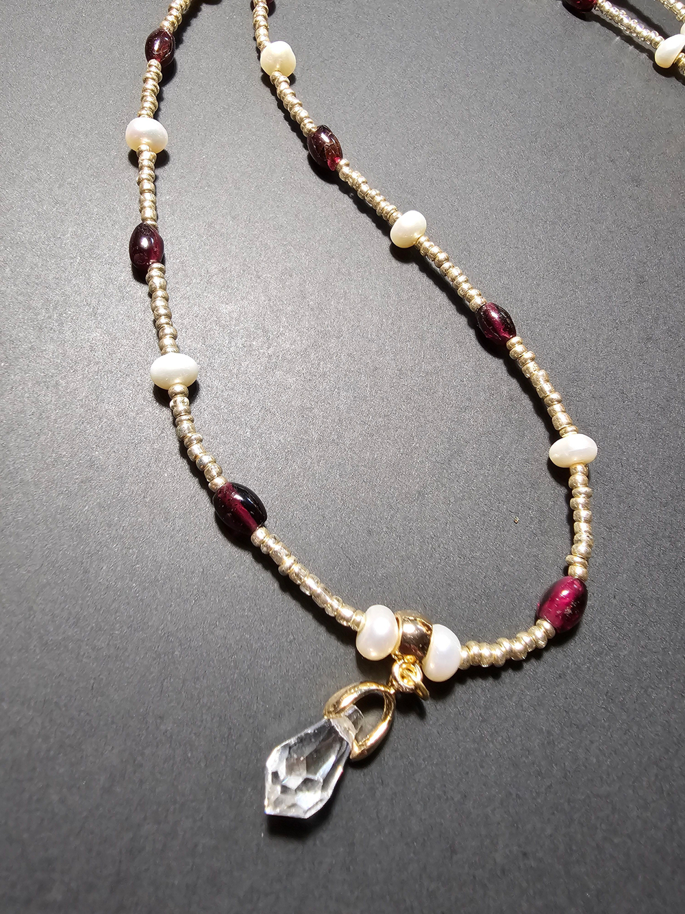 Колье ручной работы из натурального граната и жемчуга "Гранат и жемчуг"