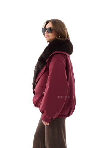 Короткий бордовый пуховик с воротником из лисы