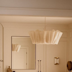 Лаконичный подвесной светильник с мягким текстильным абажуром и теплым рассеянным светом.