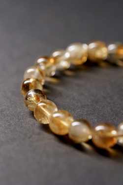 Браслет "Memo about Finance" из цитрина 8 мм с подвеской