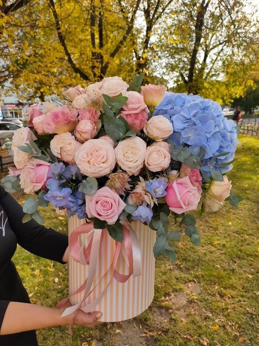 Композиция в шляпной коробке «Ренессанс» (ШК-26)