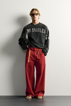 ZARA УКОРОЧЕННАЯ ТОЛСТОВКА С НАШИВКАМИ И ЭФФЕКТОМ ВИНТАЖА, ЧЕРНЫЙ