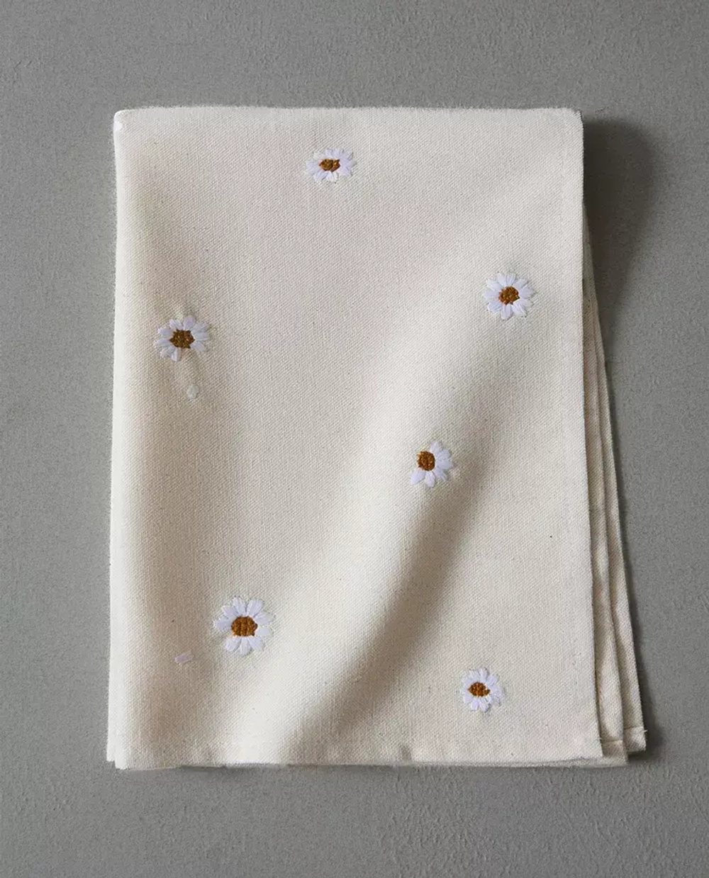 ZARA HOME КУХОННОЕ ПОЛОТЕНЦЕ ИЗ ХЛОПКА С ВЫШИВКОЙ «РОМАШКИ», ЭКРЮ