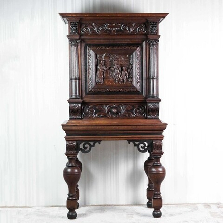 Кабинетный шкаф для ликеров в стиле Ренессанс