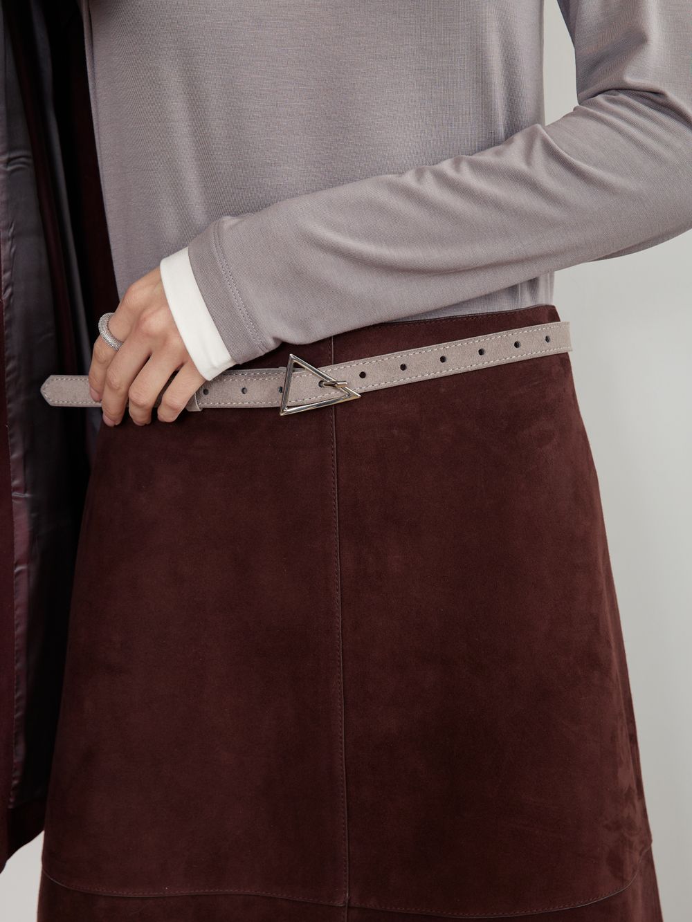 БАЗОВЫЙ ТОНКИЙ РЕМЕНЬ С ТРЕУГОЛЬНОЙ ПРЯЖКОЙ ЗАМША СЕРЫЙ