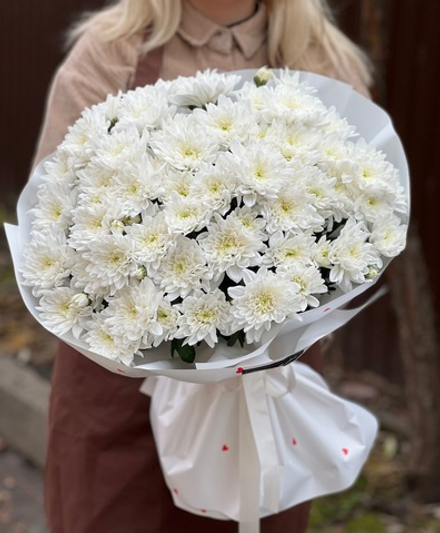 Объемный букет из хризантем в оригинальном оформлении