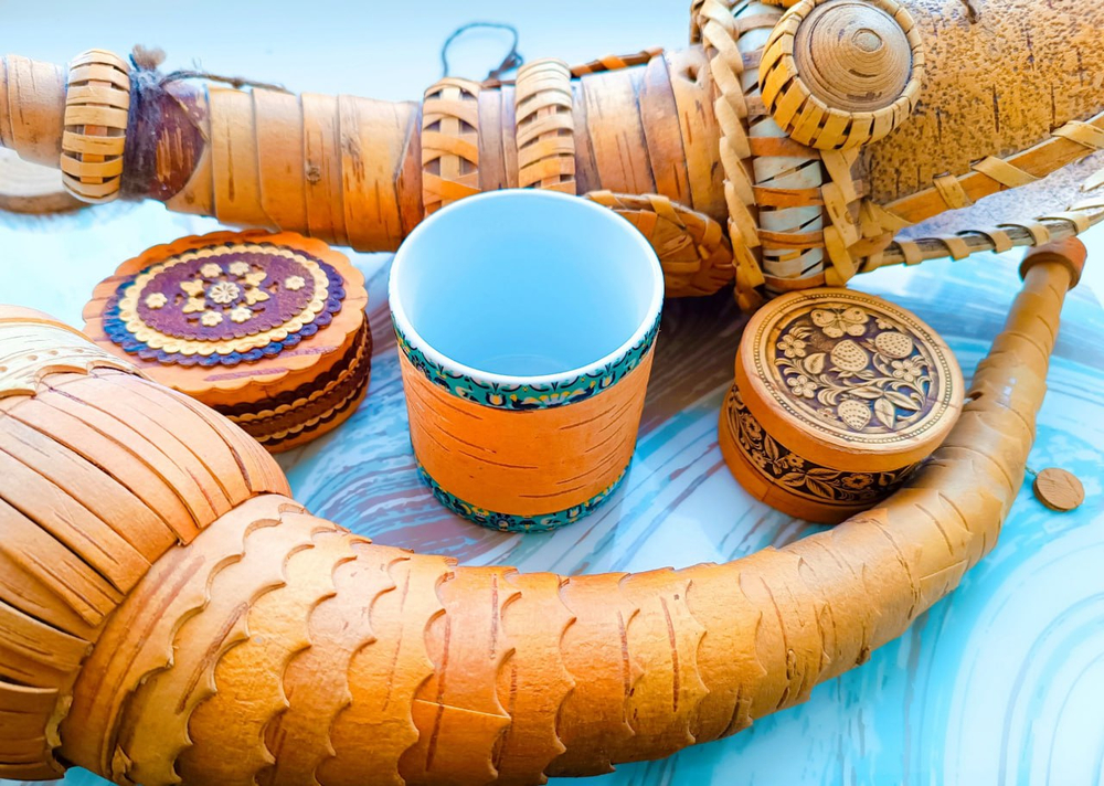 Кружка малая фарфоровая без ручки с берестой. Коллекция Изразец Коломенское. Цветы.