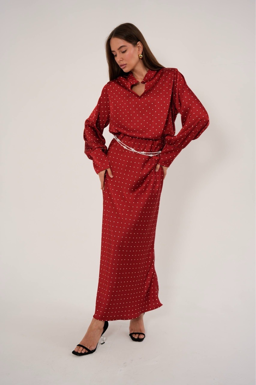 Костюм в горошек с юбкой в макси длине из вискозного шелка